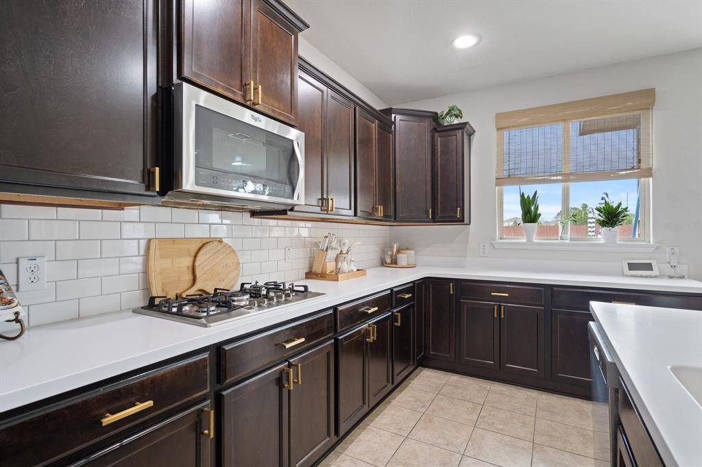 Step into this modern kitchen, wherefunctionality meets sophistication.