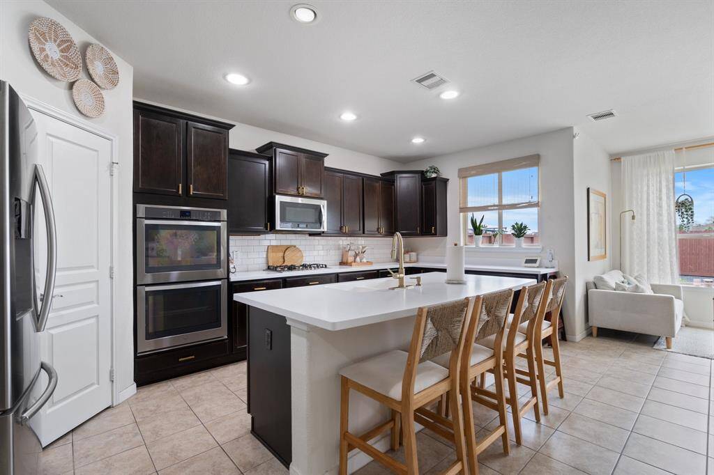 Adorned with a tasteful breakfast bar,the island seamlessly blendspracticality with style, making it theperfect place for quick meals orsocializing while cooking.