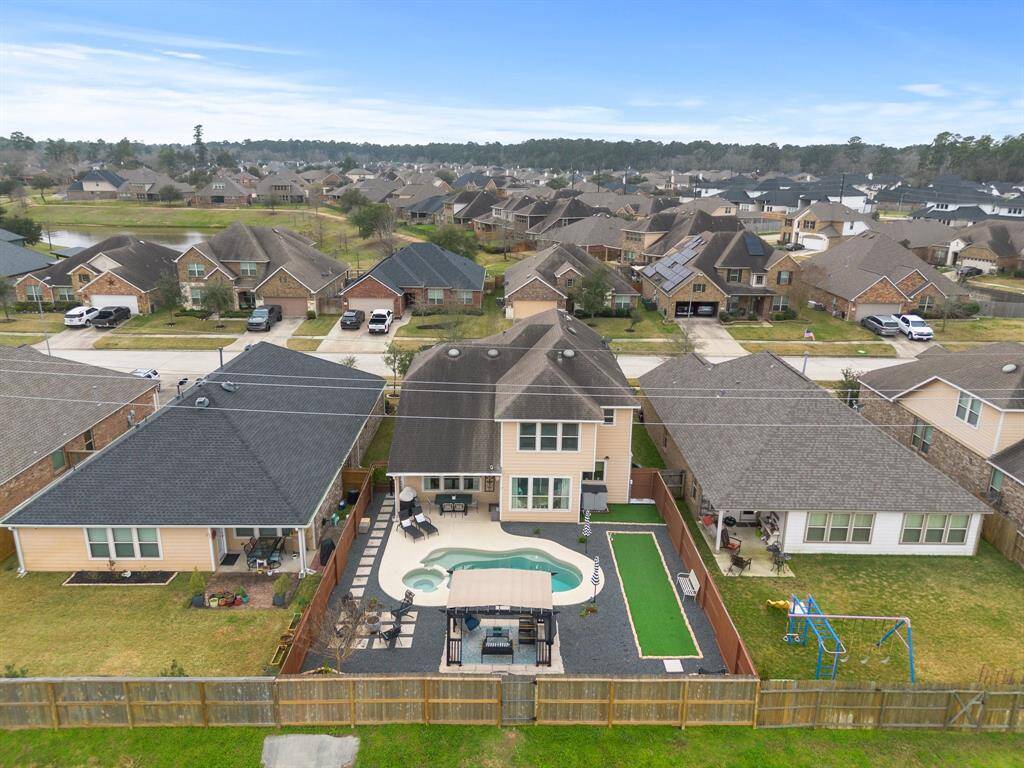 Come and see this spaciousbackyard!