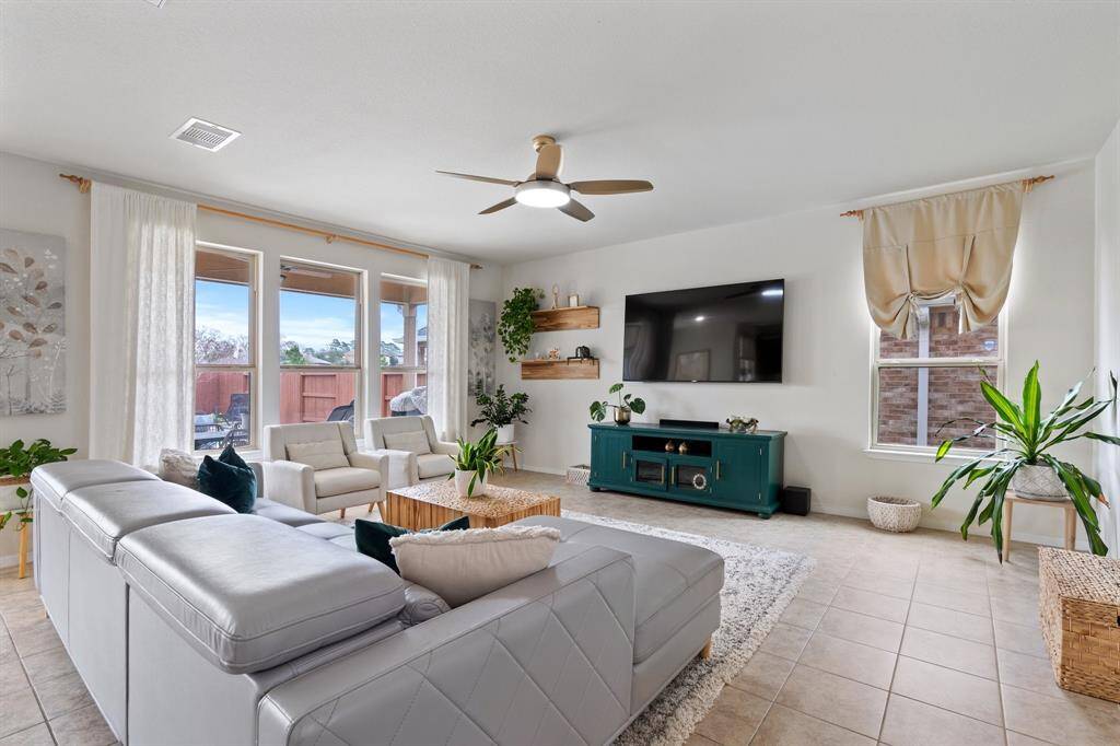 Welcome to a living room thateffortlessly combines comfort andstyle.