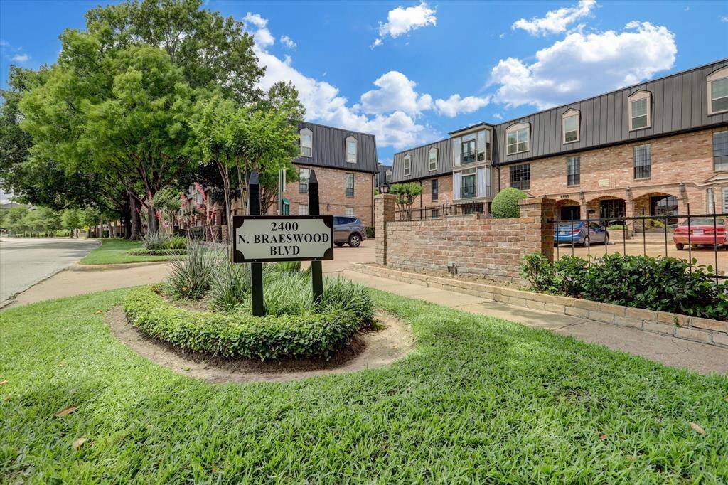 2400 N Braeswood is also part of this community