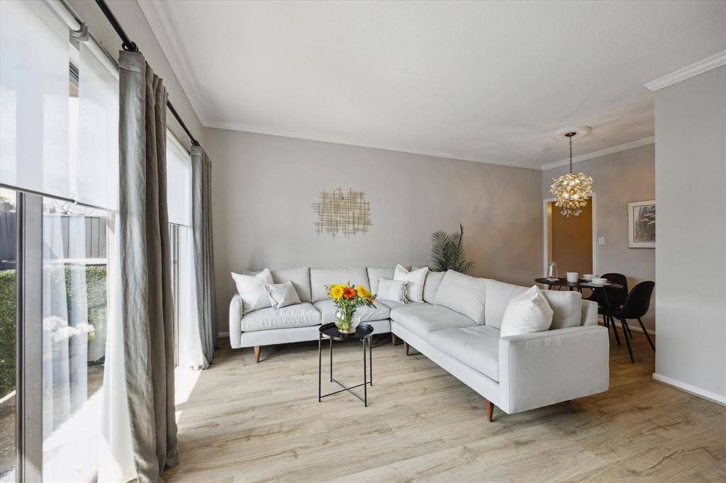 This unit gets lots of natural light.