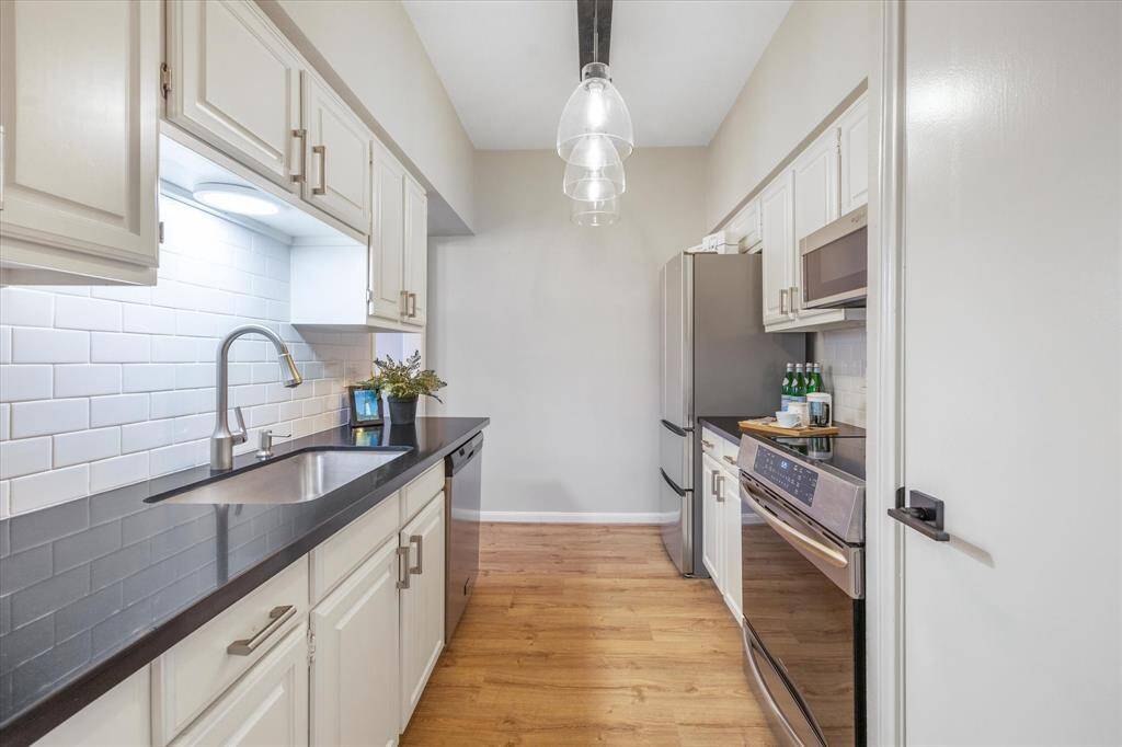 Great Chef's kitchen with long Quartz counters.