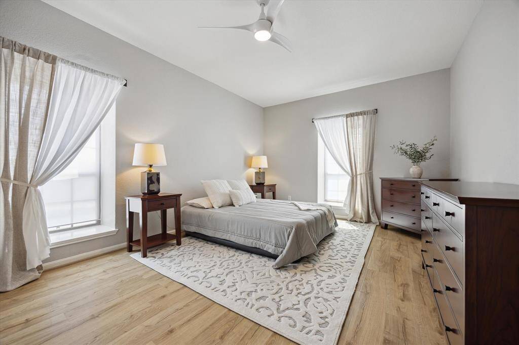 Spacious bedroom.