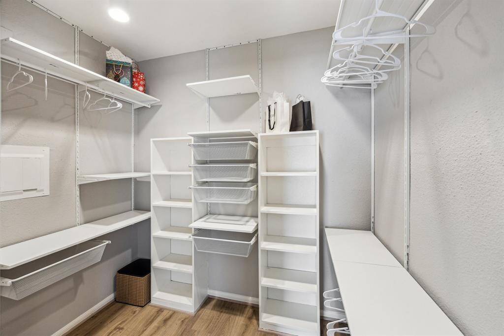 Fabulous walk in closet!!