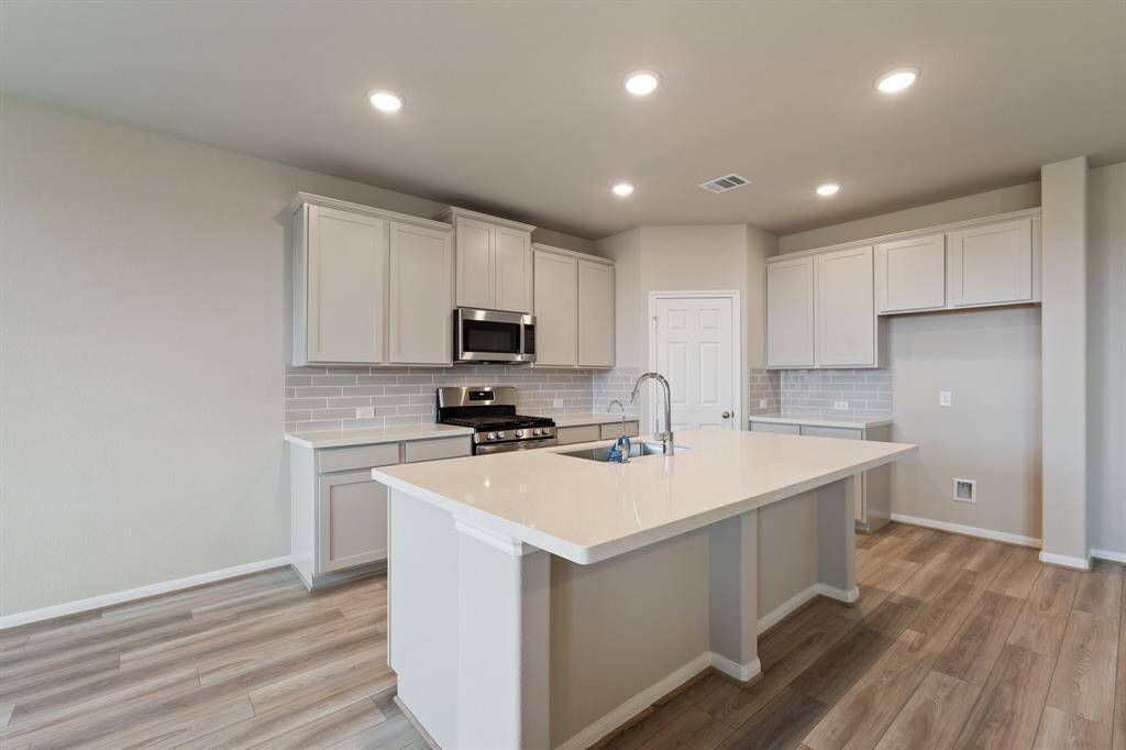 Note: Sample product photo. Actual exterior and interior selections may vary by homesite.