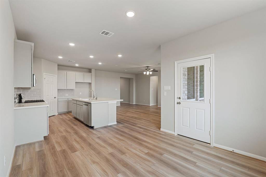 Note: Sample product photo. Actual exterior and interior selections may vary by homesite.