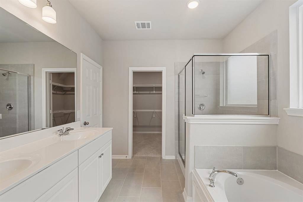 Note: Sample product photo. Actual exterior and interior selections may vary by homesite.