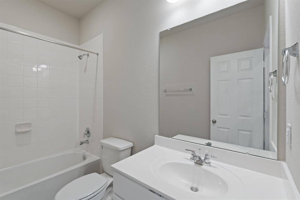 Note: Sample product photo. Actual exterior and interior selections may vary by homesite.