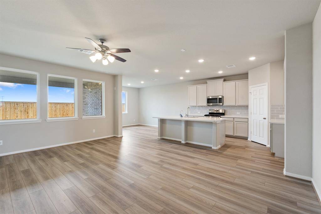 Note: Sample product photo. Actual exterior and interior selections may vary by homesite.