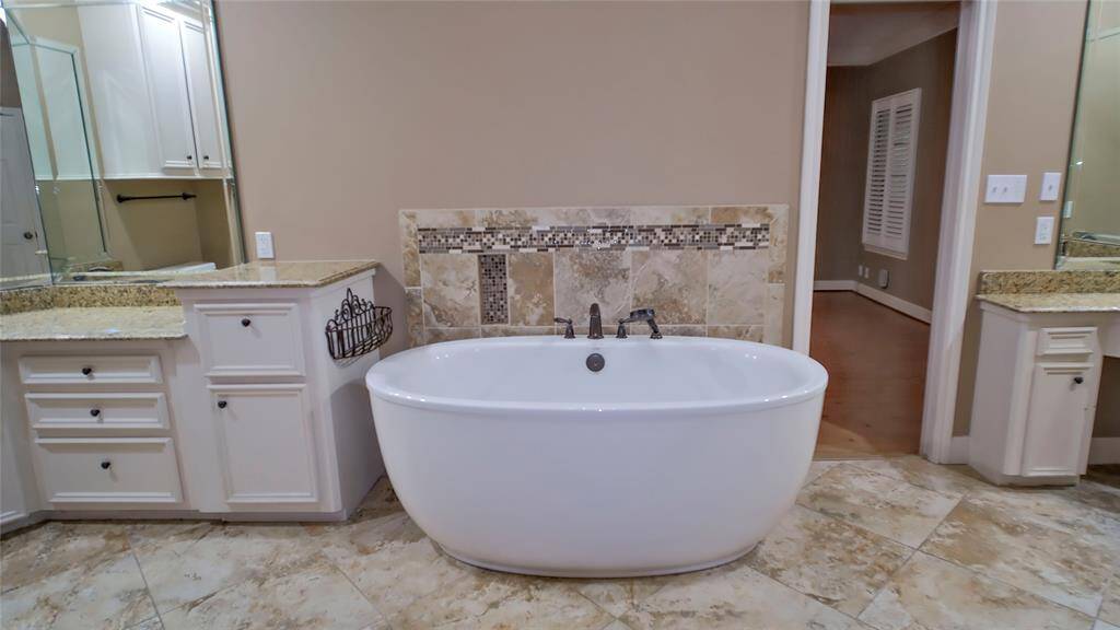 Freestanding bathtub