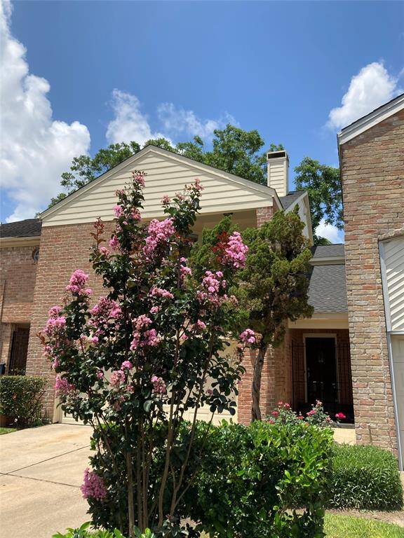 NICE TOWNHOUSE - INSIDE THE LOOP. Best location - near River Oaks District. Fresh interiors, patio, community pool. Four car driveway and garage.