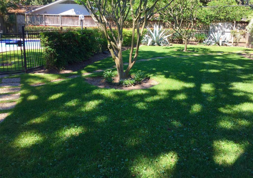 This is a PRIVATE PARK for RESIDENTS ONLY for exercising your pets and enjoying nature.
