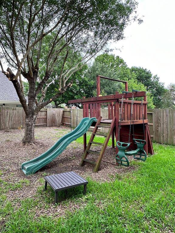 Play set stays with the home