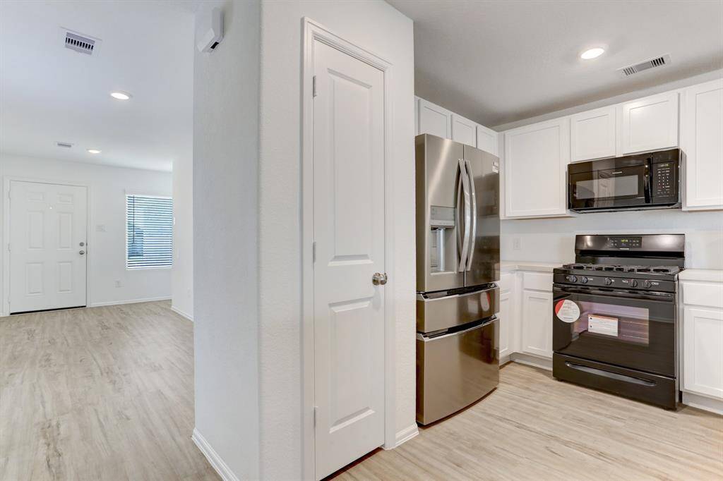 Meal prep easy in this spacious kitchen
