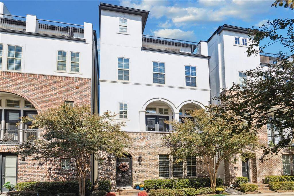 Located in a beautifully landscaped Cottage Grove gated community, this four-level home enjoys access to wonderful amenities, including a swimming pool, dog park, walking trails and community events.