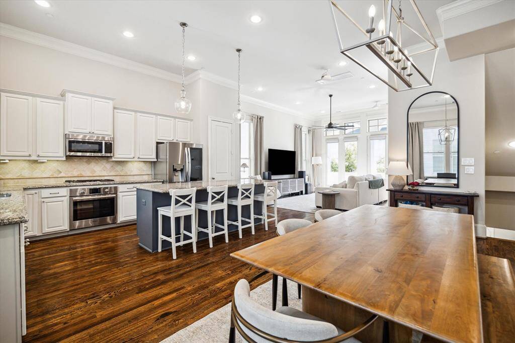 Beautiful from every angle, you’ll love relaxing and entertaining on this well-planned level.