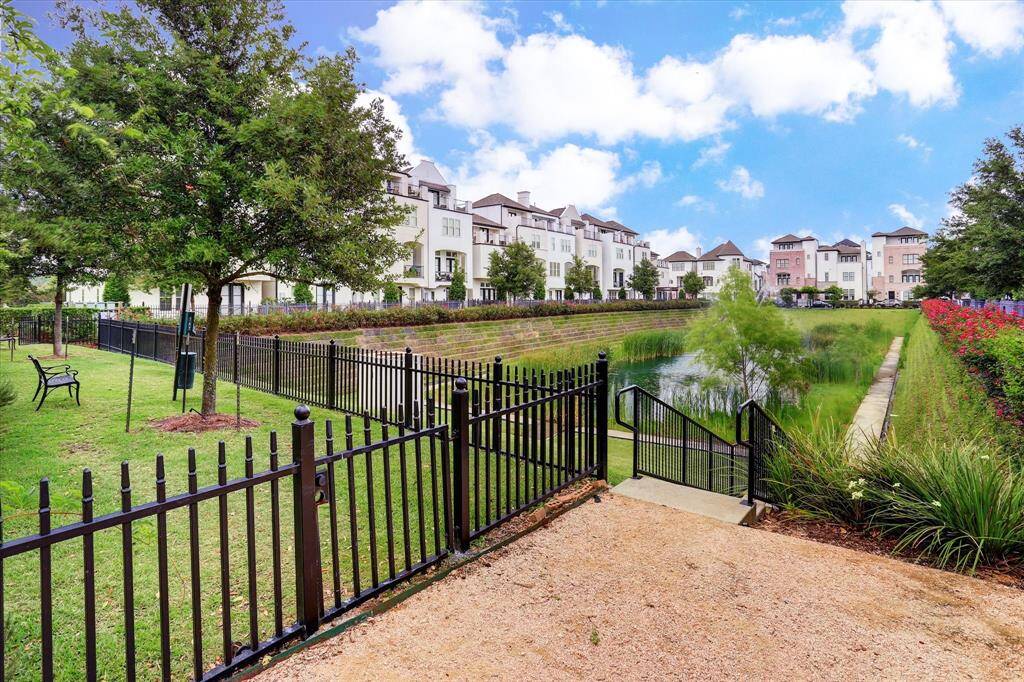 Enjoy a waterside stroll in this lovely community located close to Memorial Park, fantastic Heights restaurants and Rice Military amenities