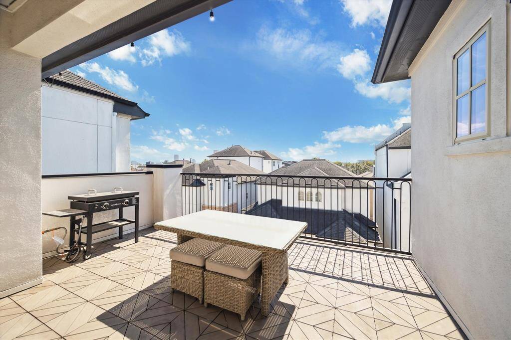 Take in spectacular open-sky and skyline views from your private roof deck equipped with a gas grill connection, iron railing and pavers.