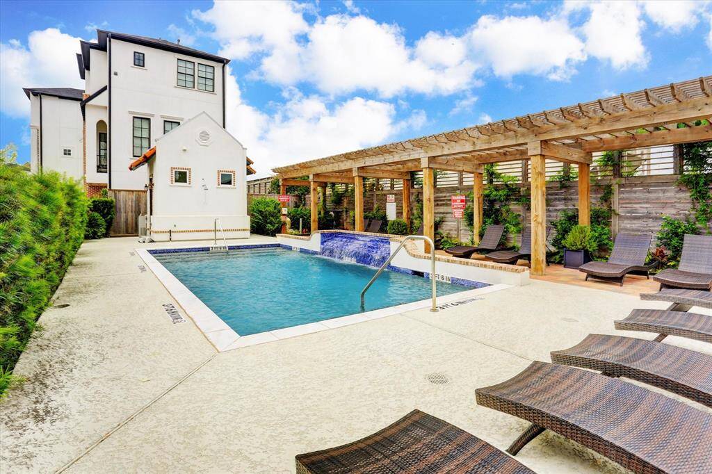 Just minutes from your door, this Cottage Grove community pool boasts a water feature and pergola-topped sun deck.