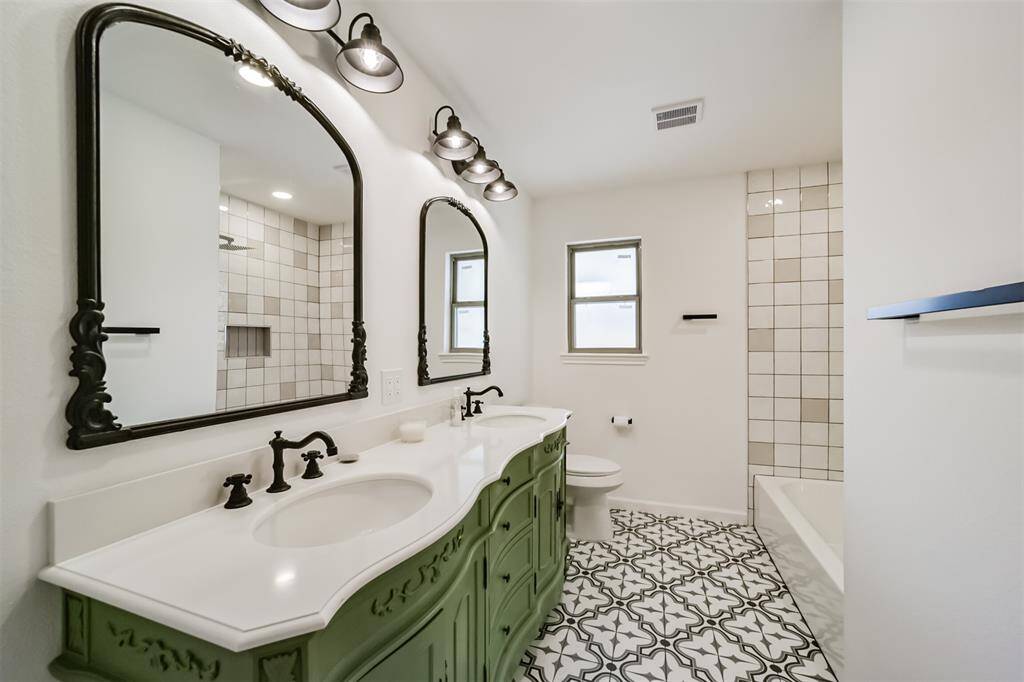 Bathroom 2 in hallway features a tub/shower combo, double vanities and plenty of storage space.