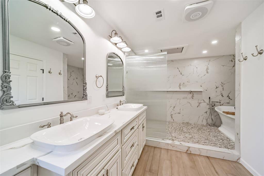 This designer primary bathroom is a homeowner's dream.