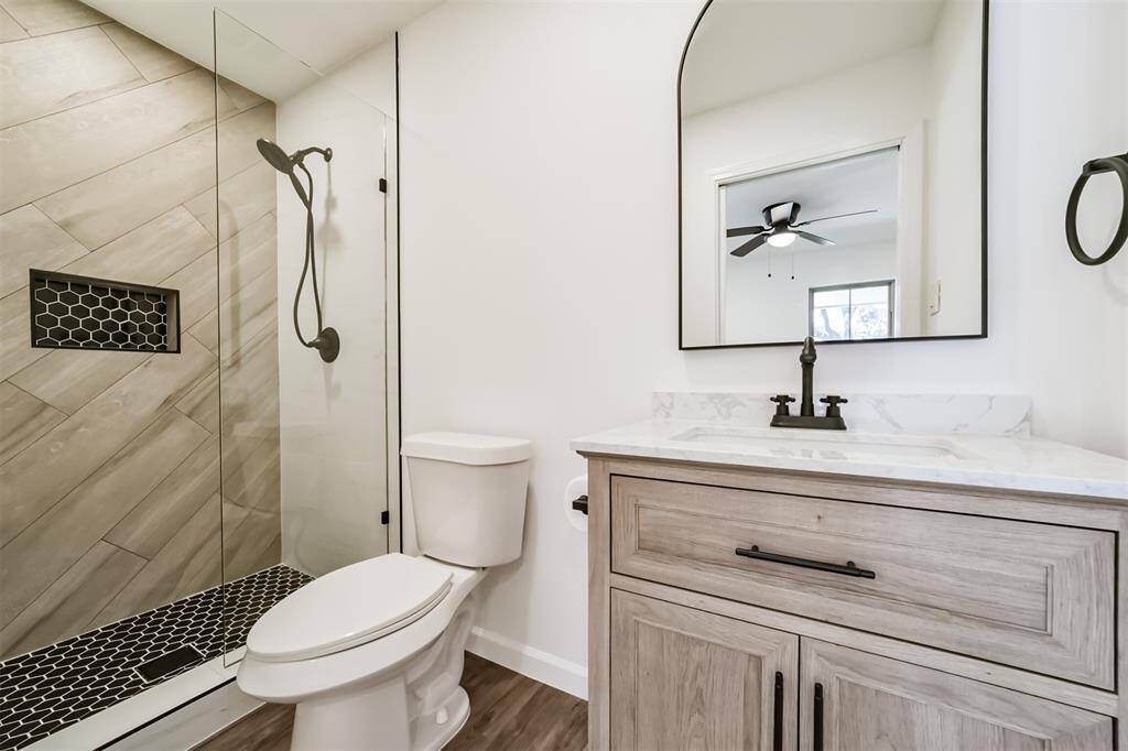 full en-suite bath in bedroom one