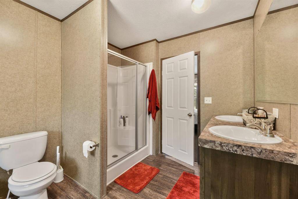 Walk-in-shower in primary Bathroom