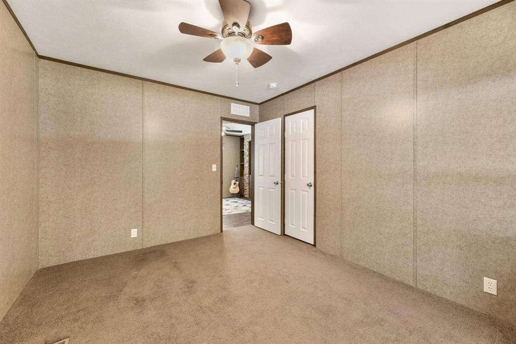Secondary Bedroom that fits a queen sizebed.