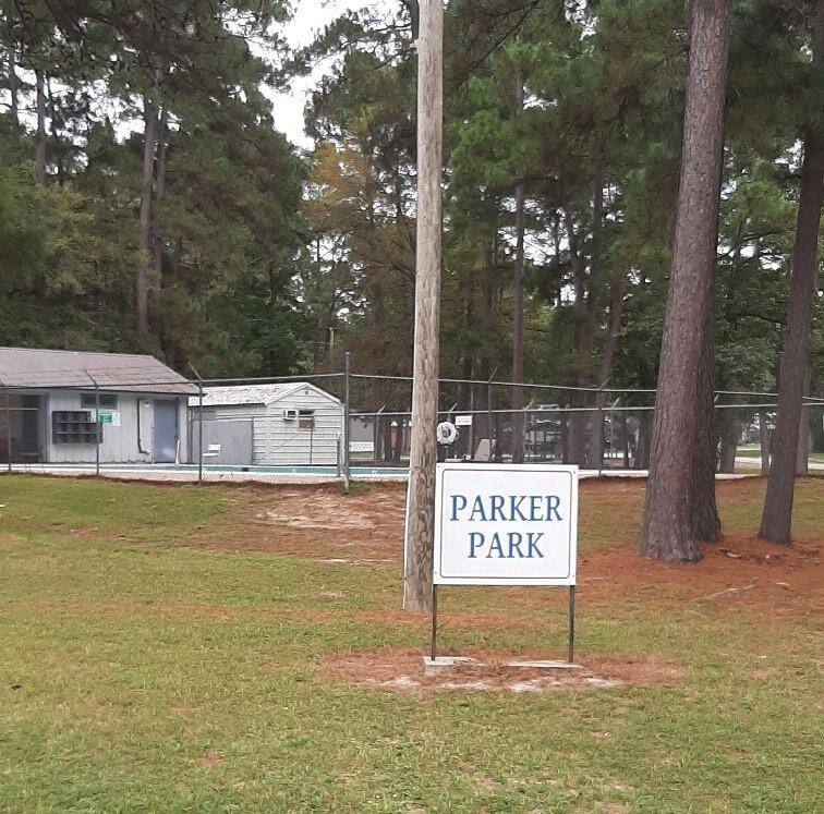 Parker Park, Minture golf/ swimming pool