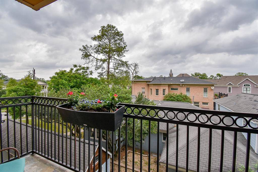 Private balcony access for a quiet moment above the city buzz!