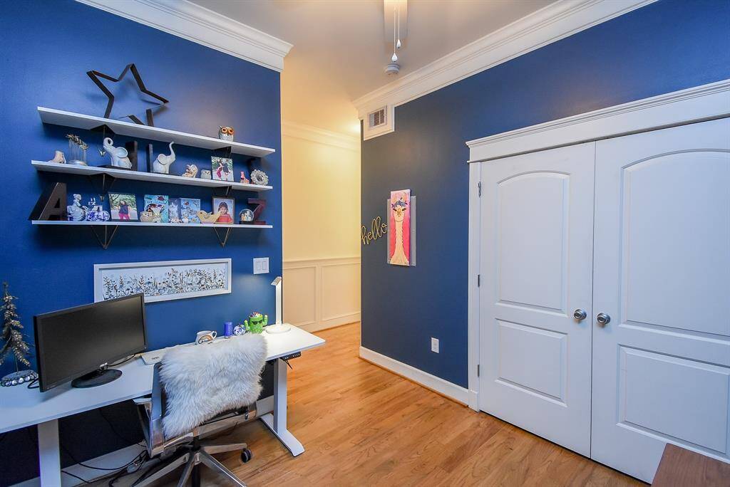 Need extra space? This flex room works great as an office, guest room, or more!
