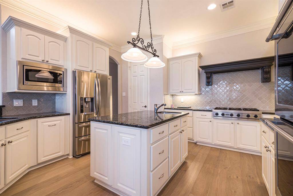 Kitchen has all new backplash with brush nickel trim