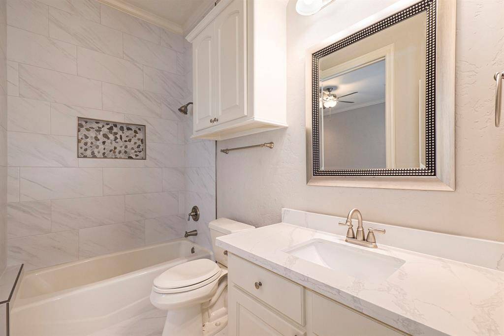Private bath in 1st floor bedroom