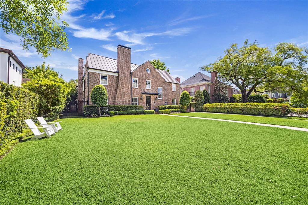 Set on an expansive lot, this property boasts an impressive amount of green space rarely found in River Oaks and is surrounded by manicured landscaping and hedges.