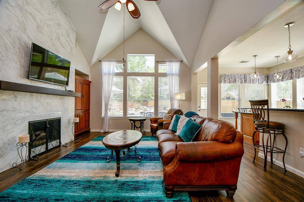 Wherever and wherever people and a home's kitchen meet, well . . . loving memories are made. Isn't the warm chef's kitchen a gorgeous back drop for this incredible living area?