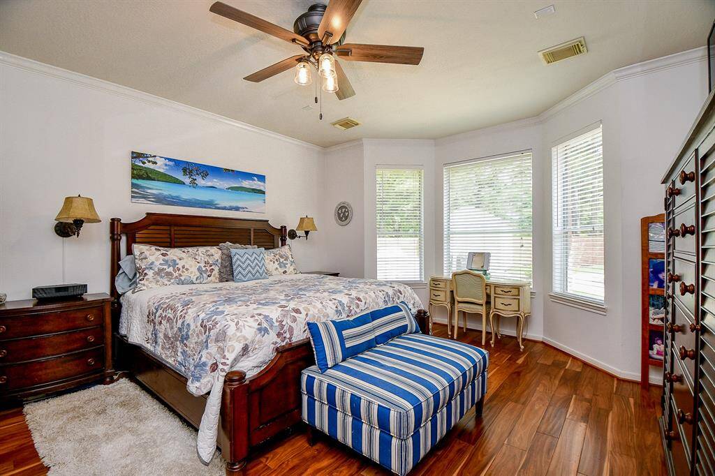 It's clear sailing (and prepping, and cooking, and serving) in this kitchen, with wide open footpaths to the breakfast nook.