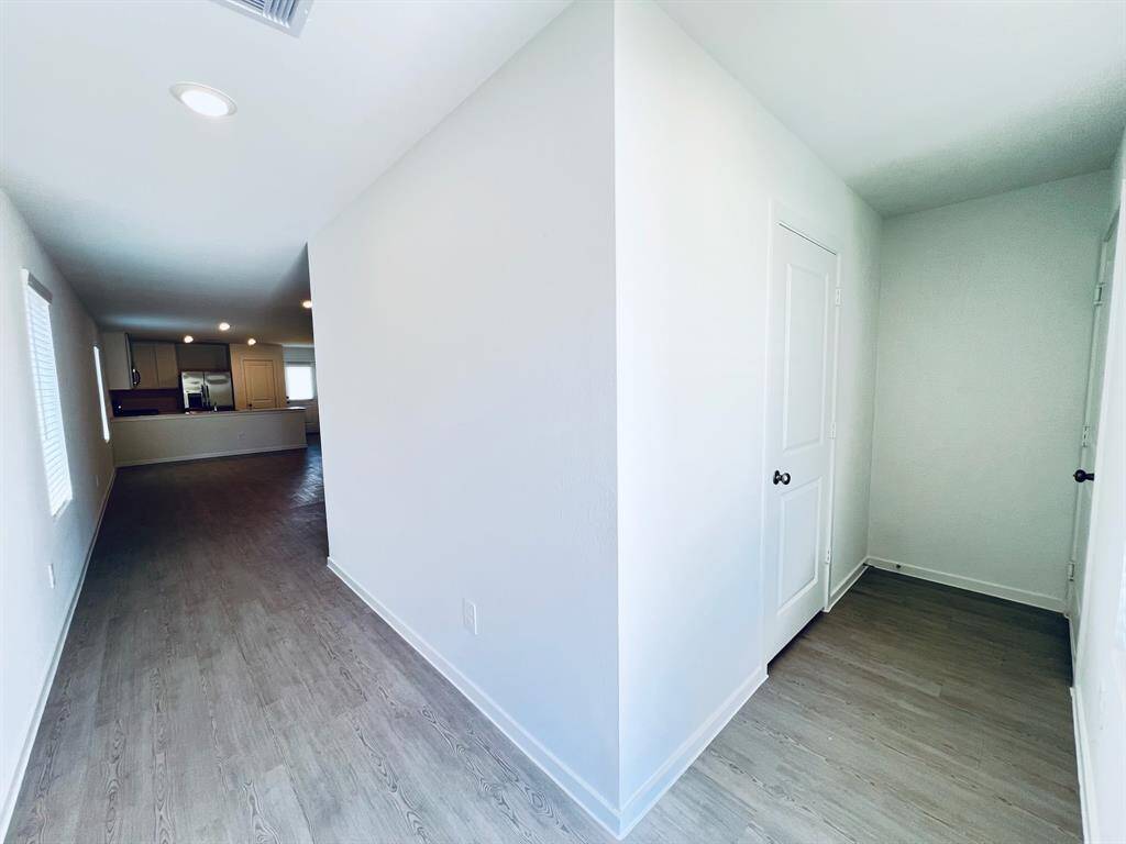 Entry, Laundry and Garage are on the right hall