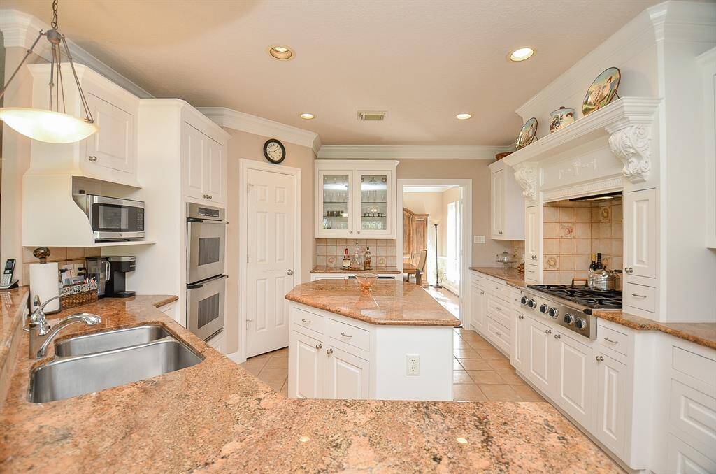 Another view of this fabulous kitchen!!
