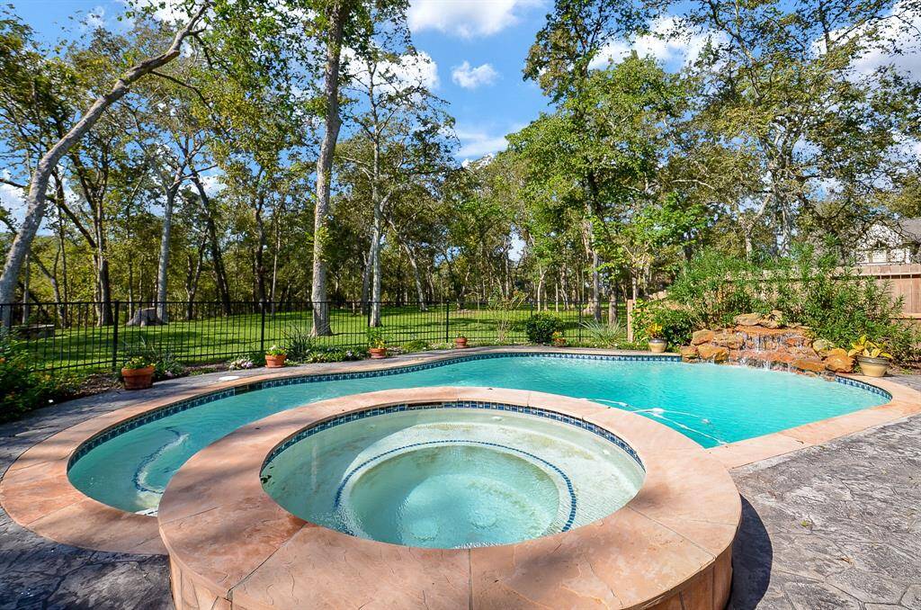 Enjoy this amazing Pool and Spa with a rock waterfall!
