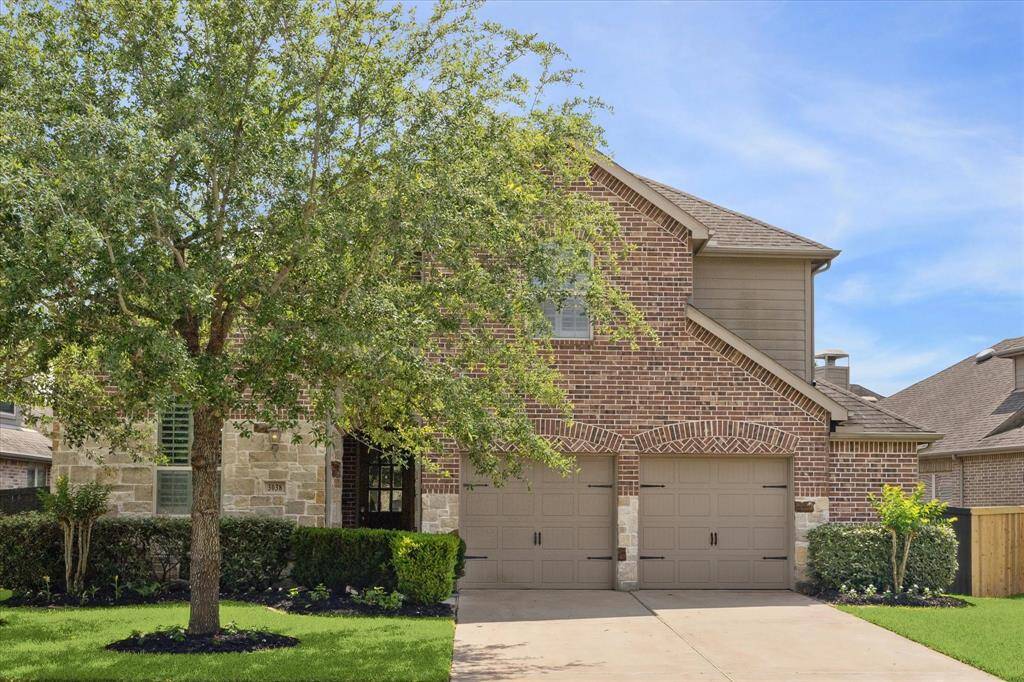 Attractive brick traditional well located in the popular master planned community of Sedona Lakes!Ready for immediate move in. A great value and price point for the neighborhood.