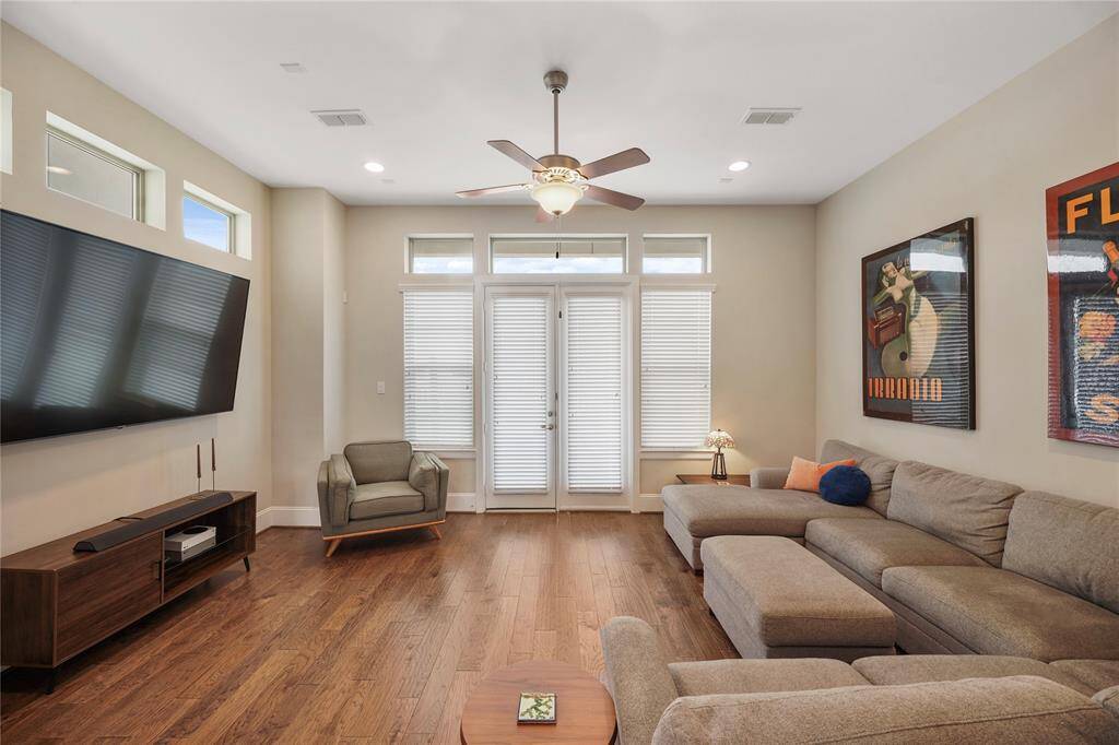 Light and bright, spacious living space with plenty room for entertainment.