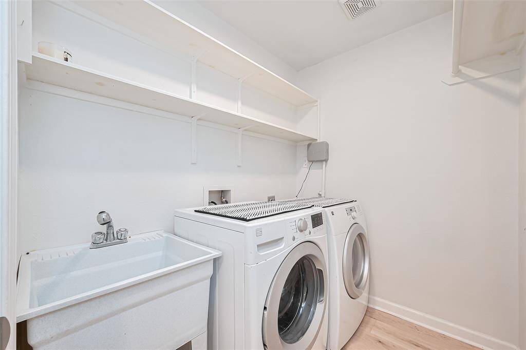 Utility room with wash sink