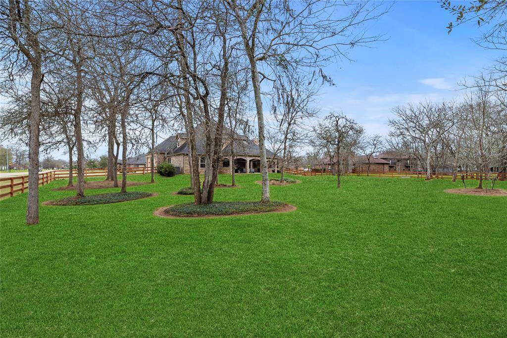 This is a great backyard for the week-end hangouts and letting the kids run around.