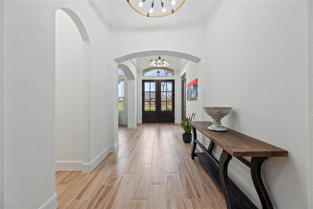 An entrance like this can certainly leave a lasting impression. It's not just a doorway; it's a statement, setting the tone for what awaits beyond.