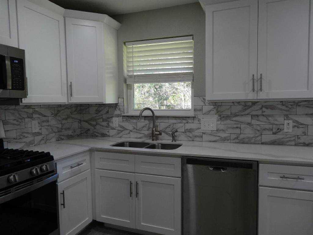 Recent cabinets, quartz counters, & tiled back splash