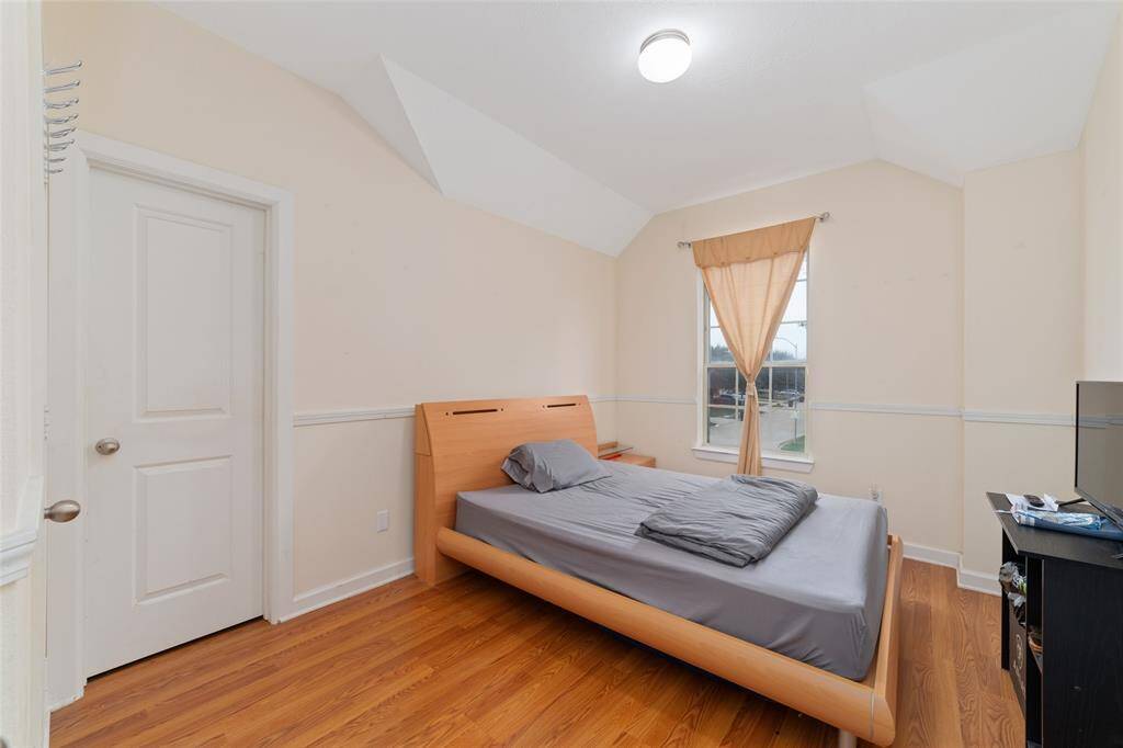 Secondary Bedroom w/ full bathroom (upstairs)