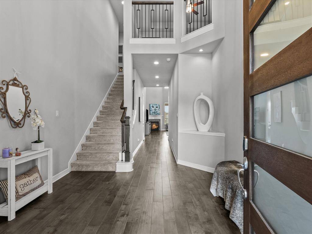 Grand entry features soaring ceilings