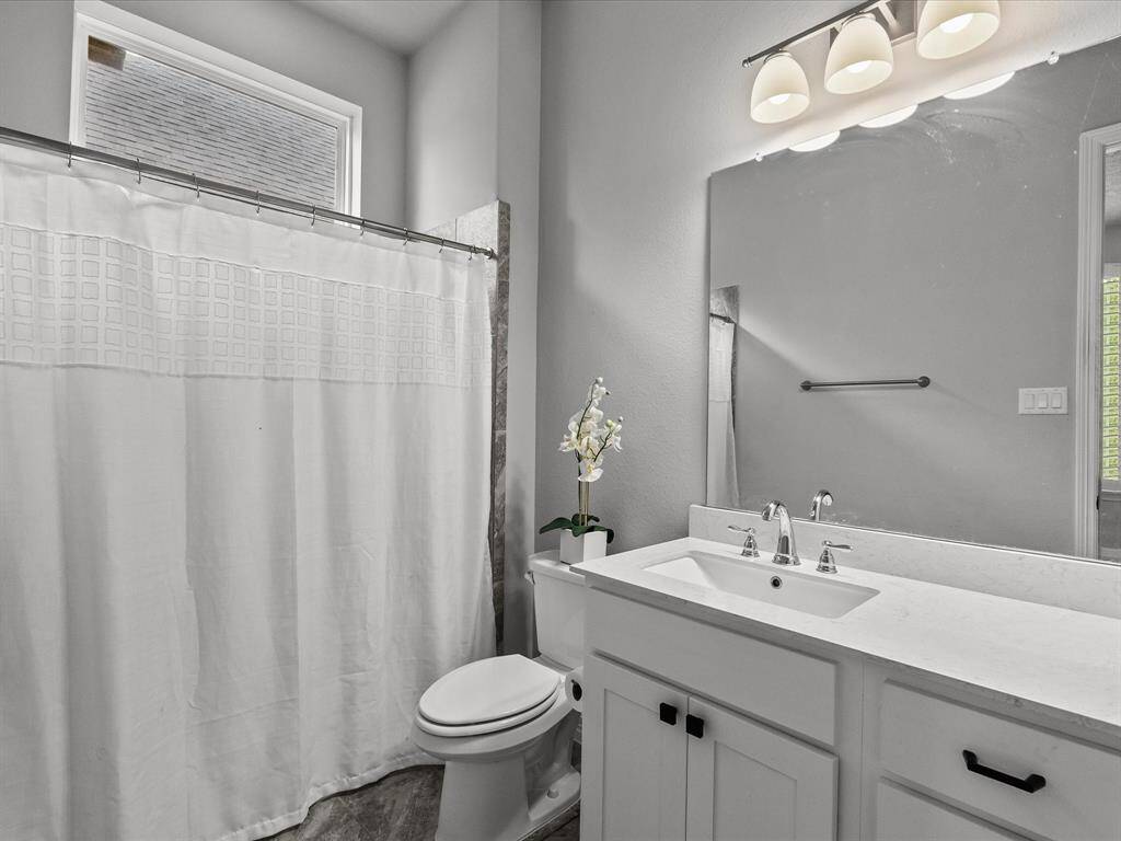 Private bath to bedroom 2