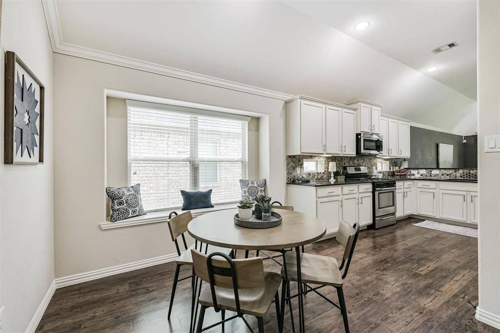 You will enjoy daily meals in the sunny breakfast nook